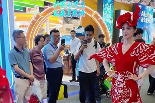 Showgirl nhớ lại mối tình với Totti Dew: Chuyện này khiến tôi tổn thương, hy vọng anh ấy có thể xin lỗi tôi.